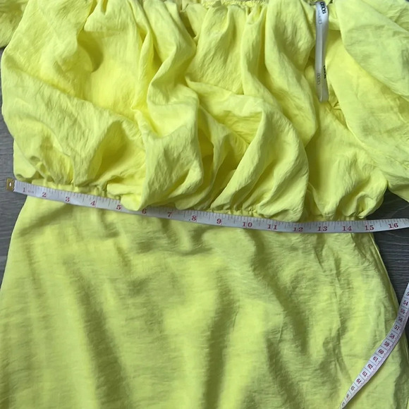 NEW ASOS DESIGN off the shoulder puff detail midi dress in lemon-Yellow - Picture 12 of 13